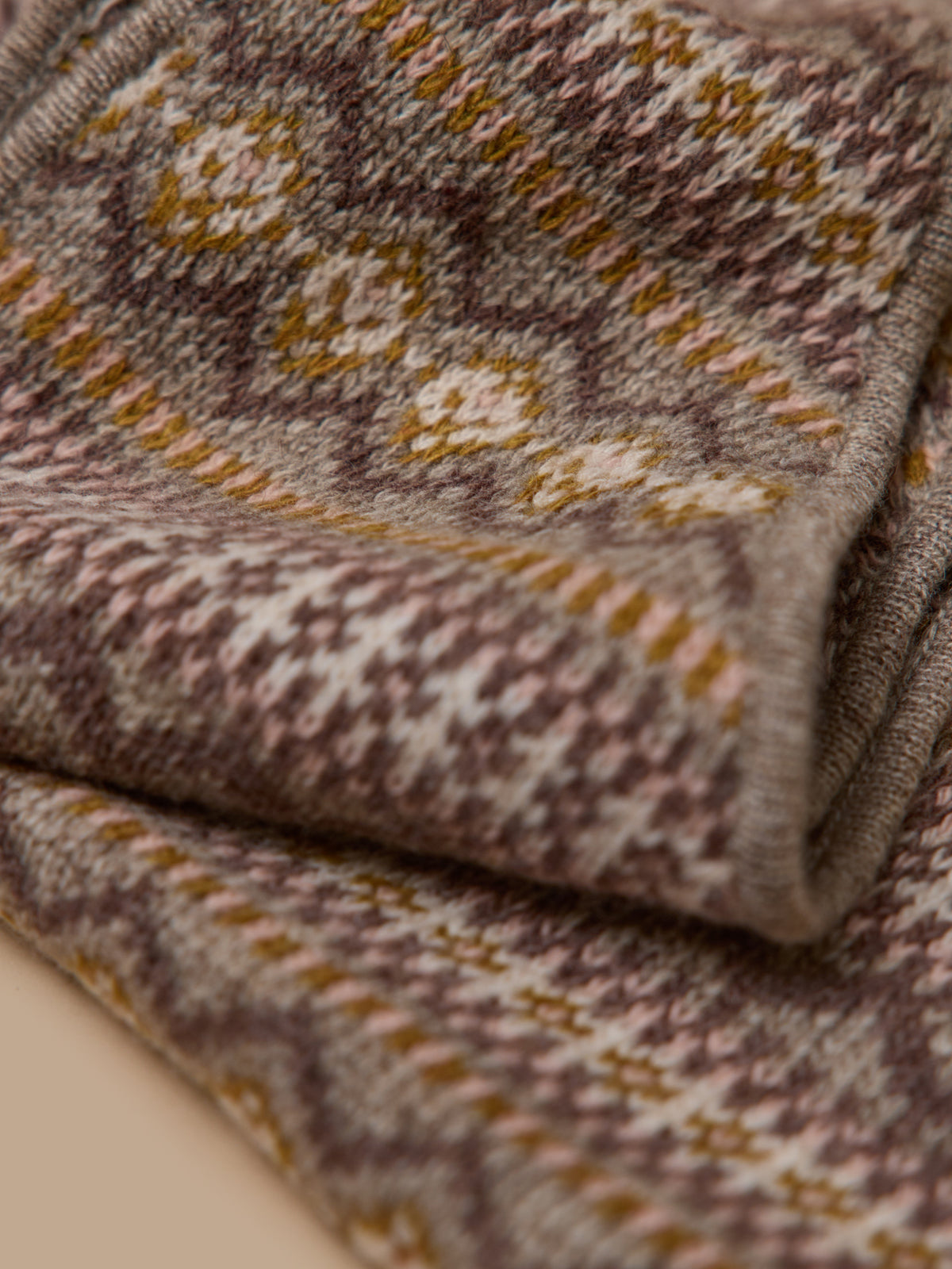 Adult's jacquard triangular scarf