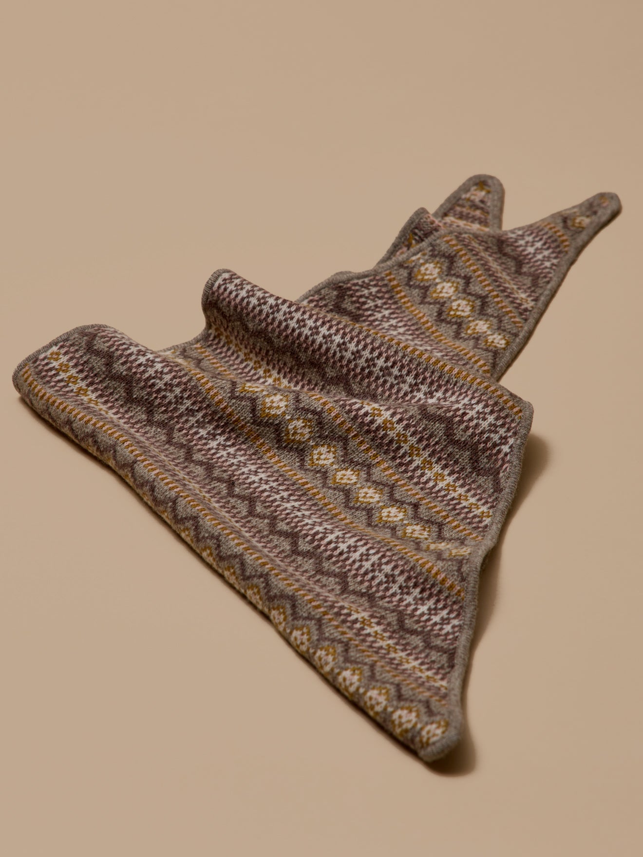 Adult's jacquard triangular scarf