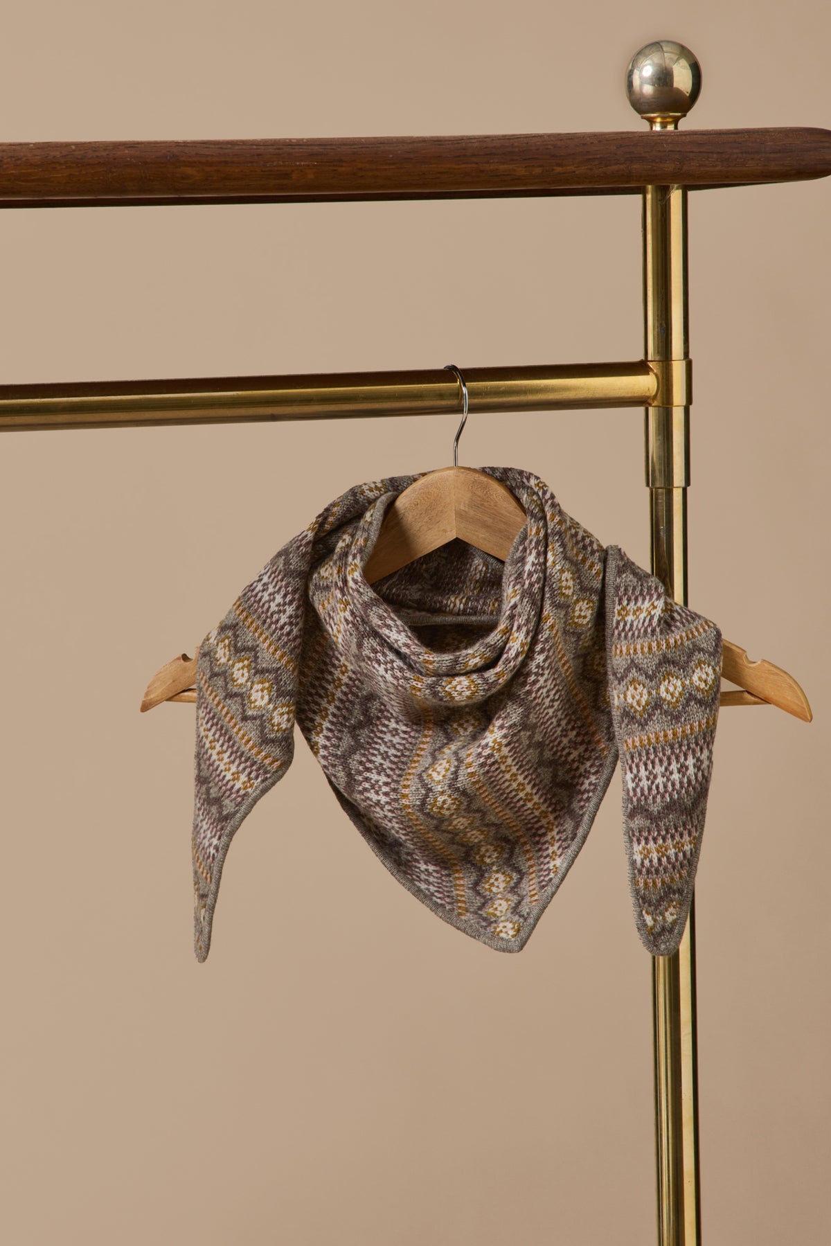 Adult's jacquard triangular scarf