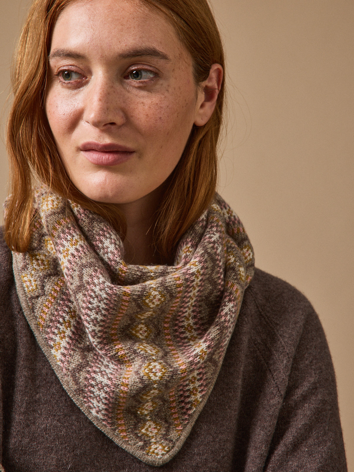 Adult's jacquard triangular scarf