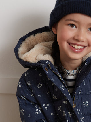 Girl's mid-length puffer with Hayden print