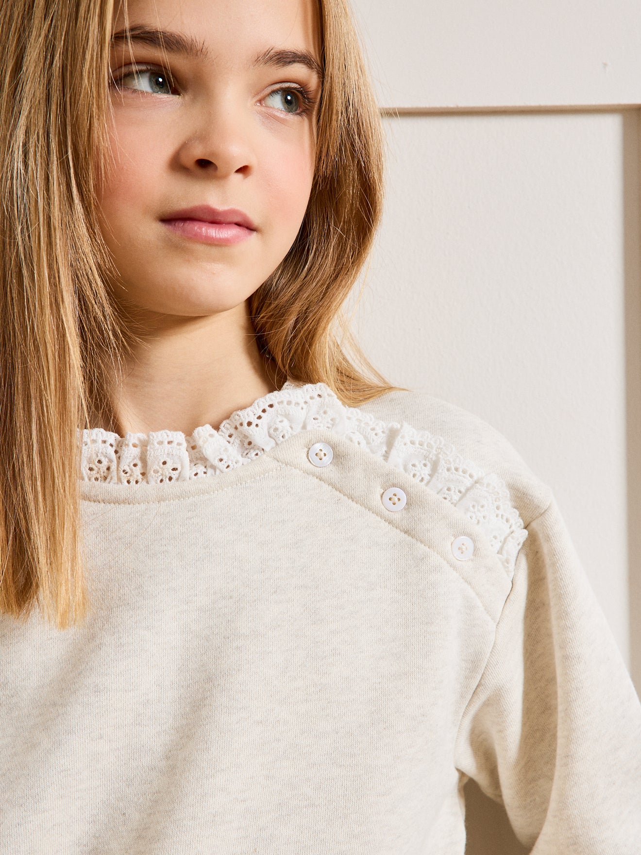 Girl's organic cotton sweatshirt with broderie anglais