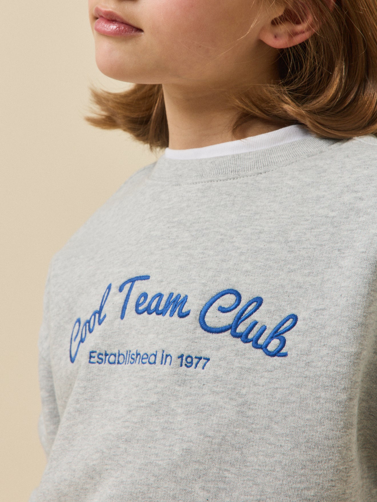 Sweat brodé Fille - Collection Junior