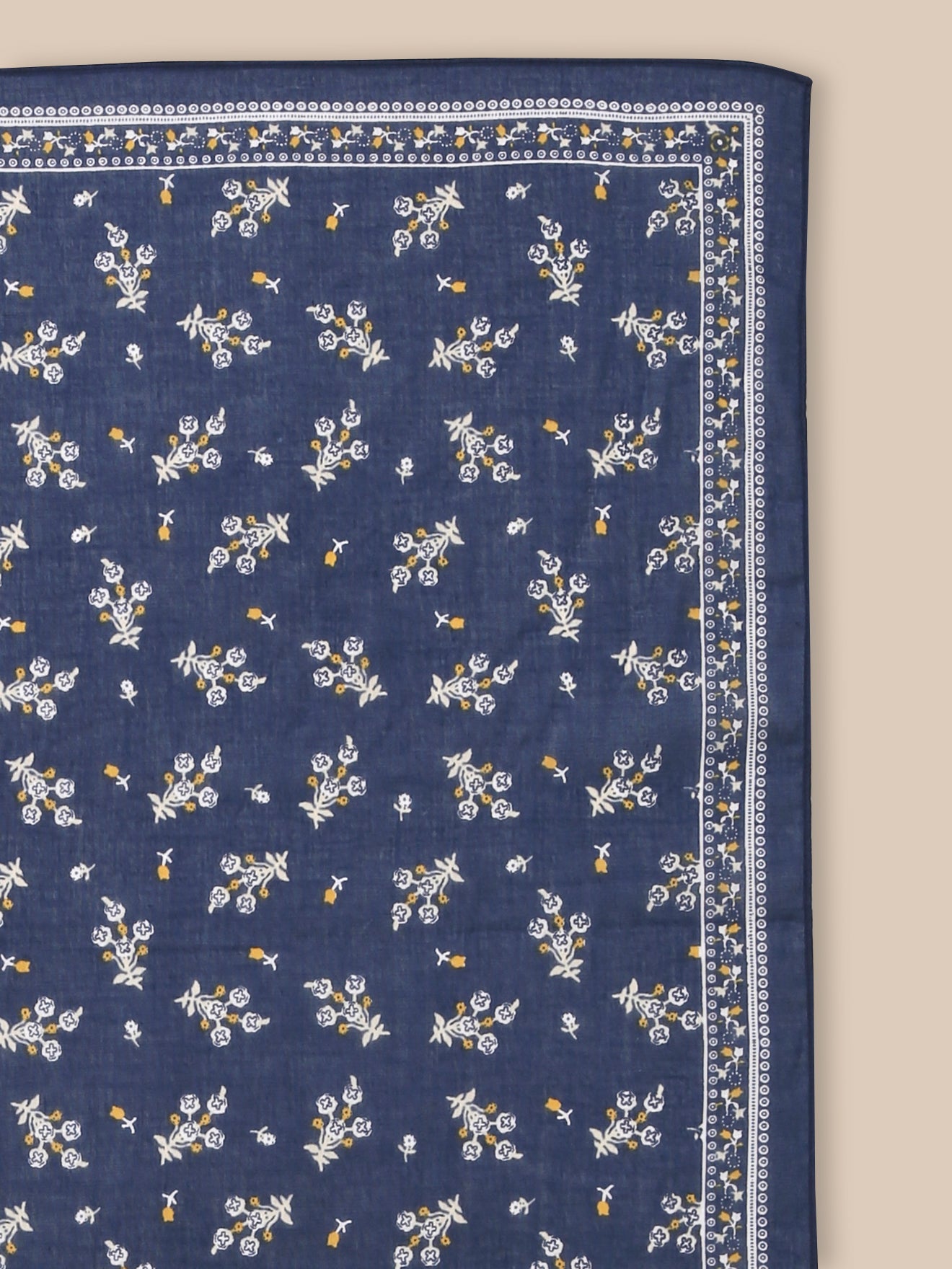 Girl's scarf with bouquet print