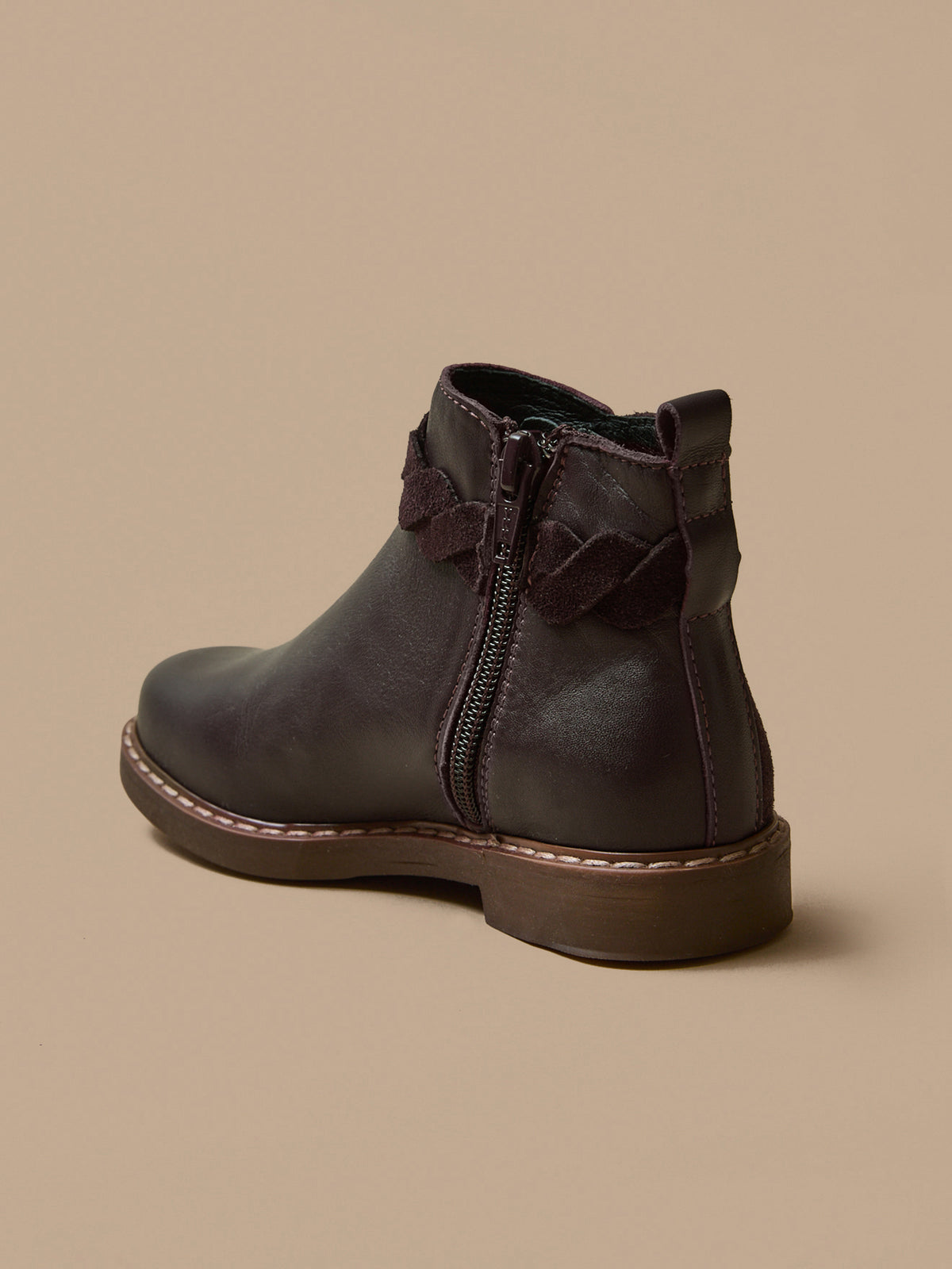 Girl's leather boots with braided trim
