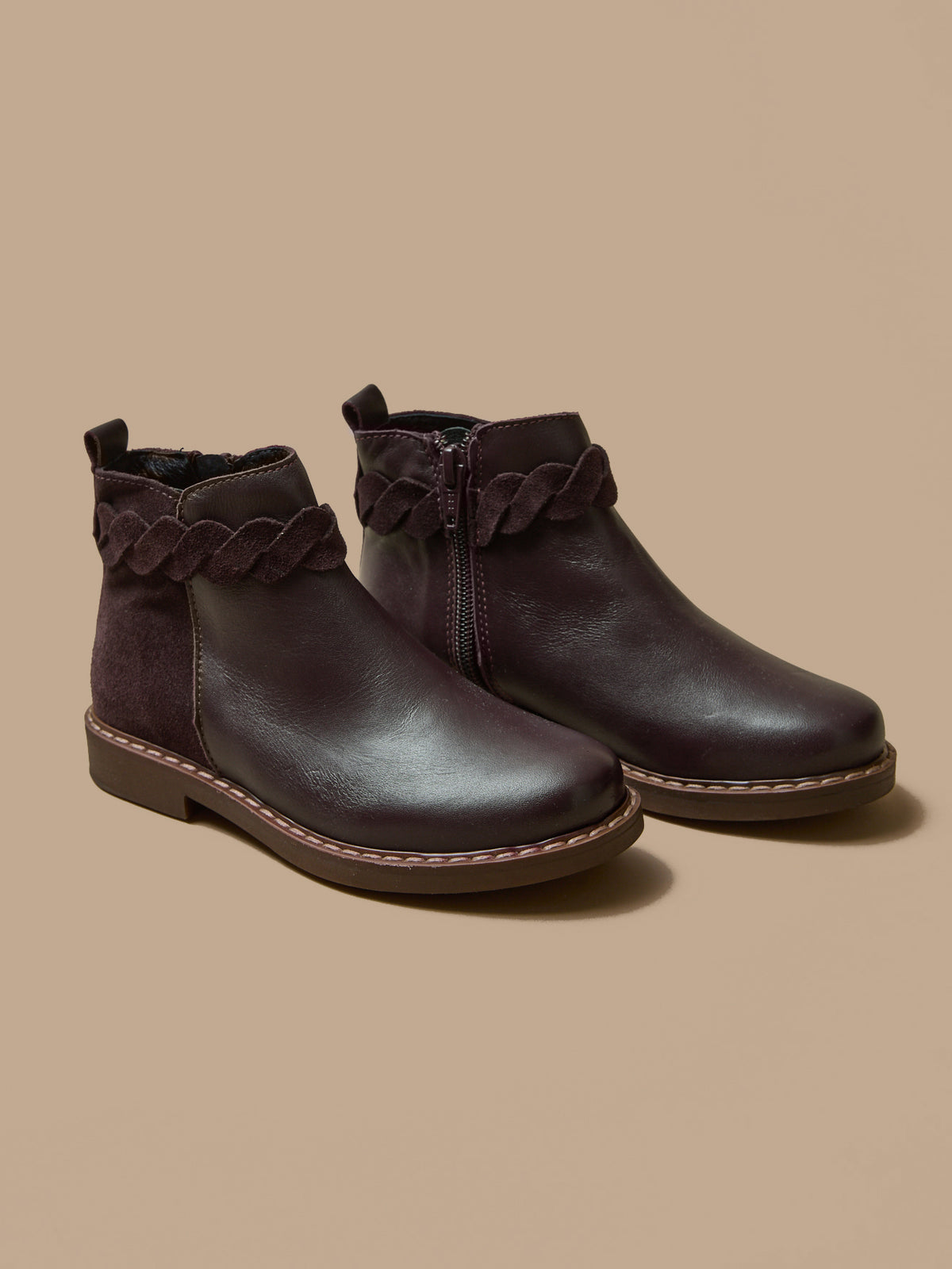 Girl's leather boots with braided trim