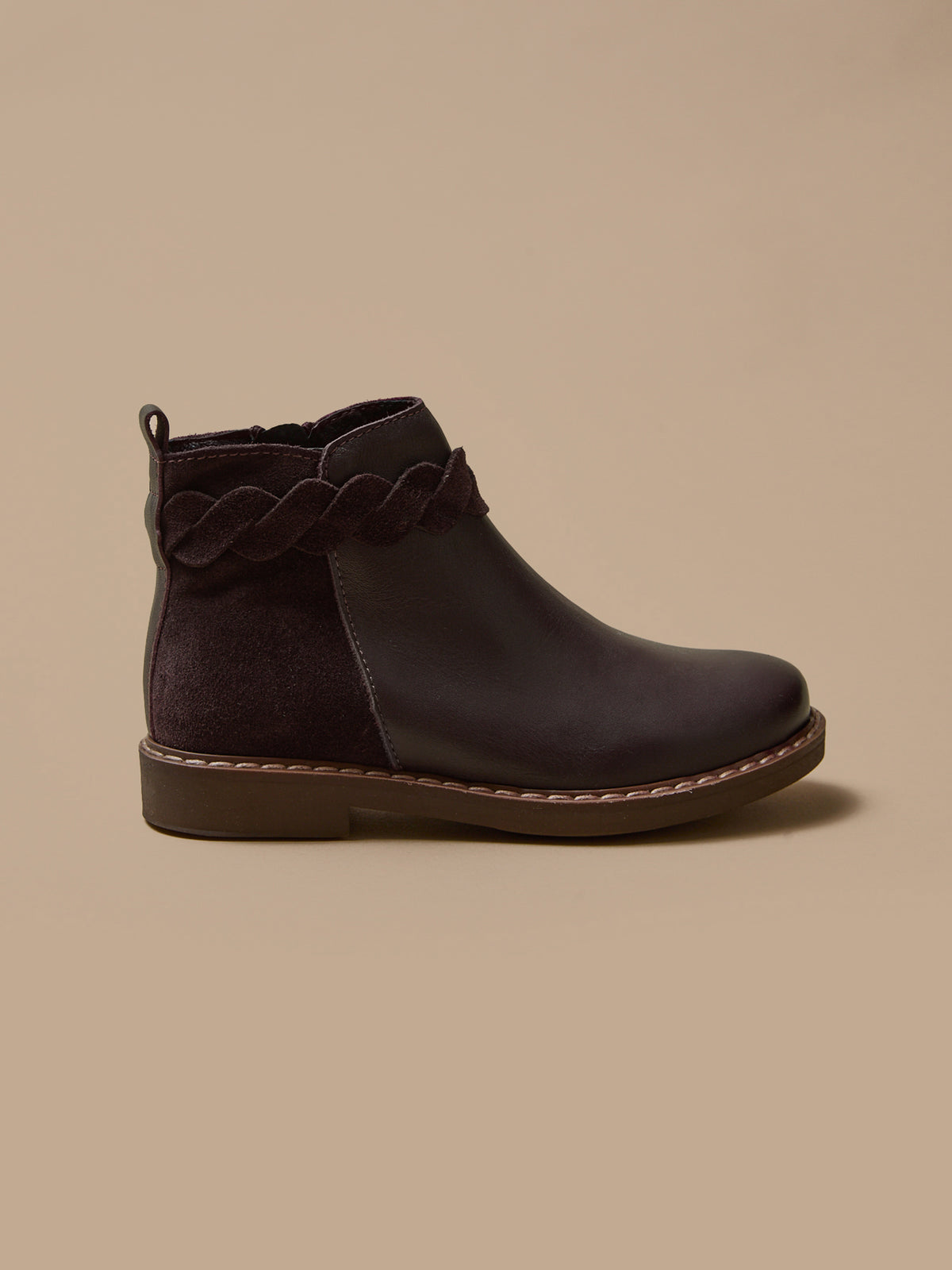 Girl's leather boots with braided trim