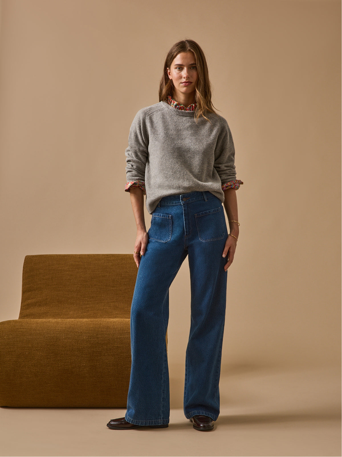 LOOKBOOK_DENIM_FEMME_DROIT_STONE_AVEC_PULL_GRIS_a6bf2ec2-cdf4-43d0-b656-5fc1da7a4a82