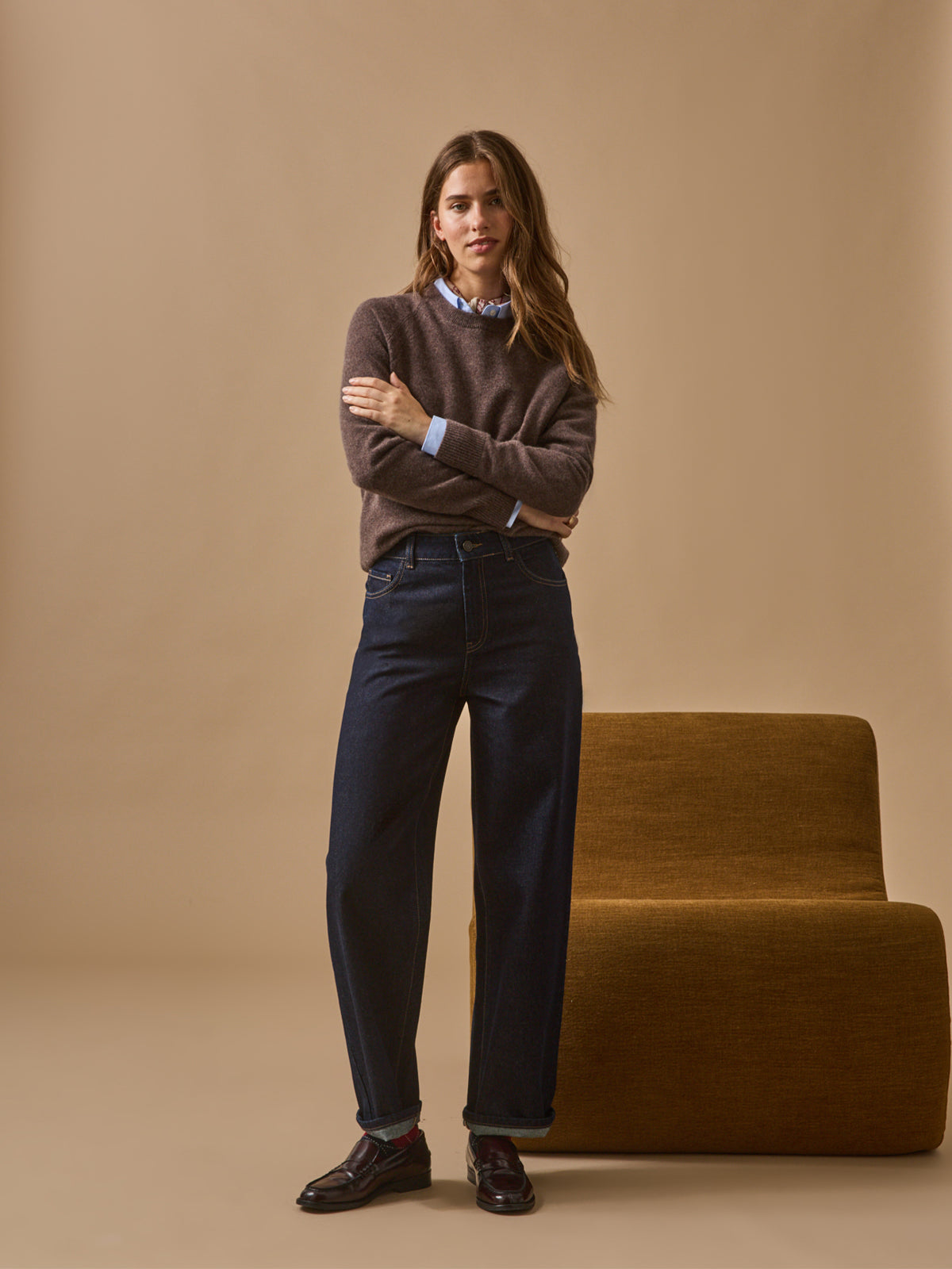LOOKBOOK_DENIM_FEMME_DROIT_brut_AVEC_PULL_marron_27715d6a-d17b-4be1-98b9-e3ae96243019