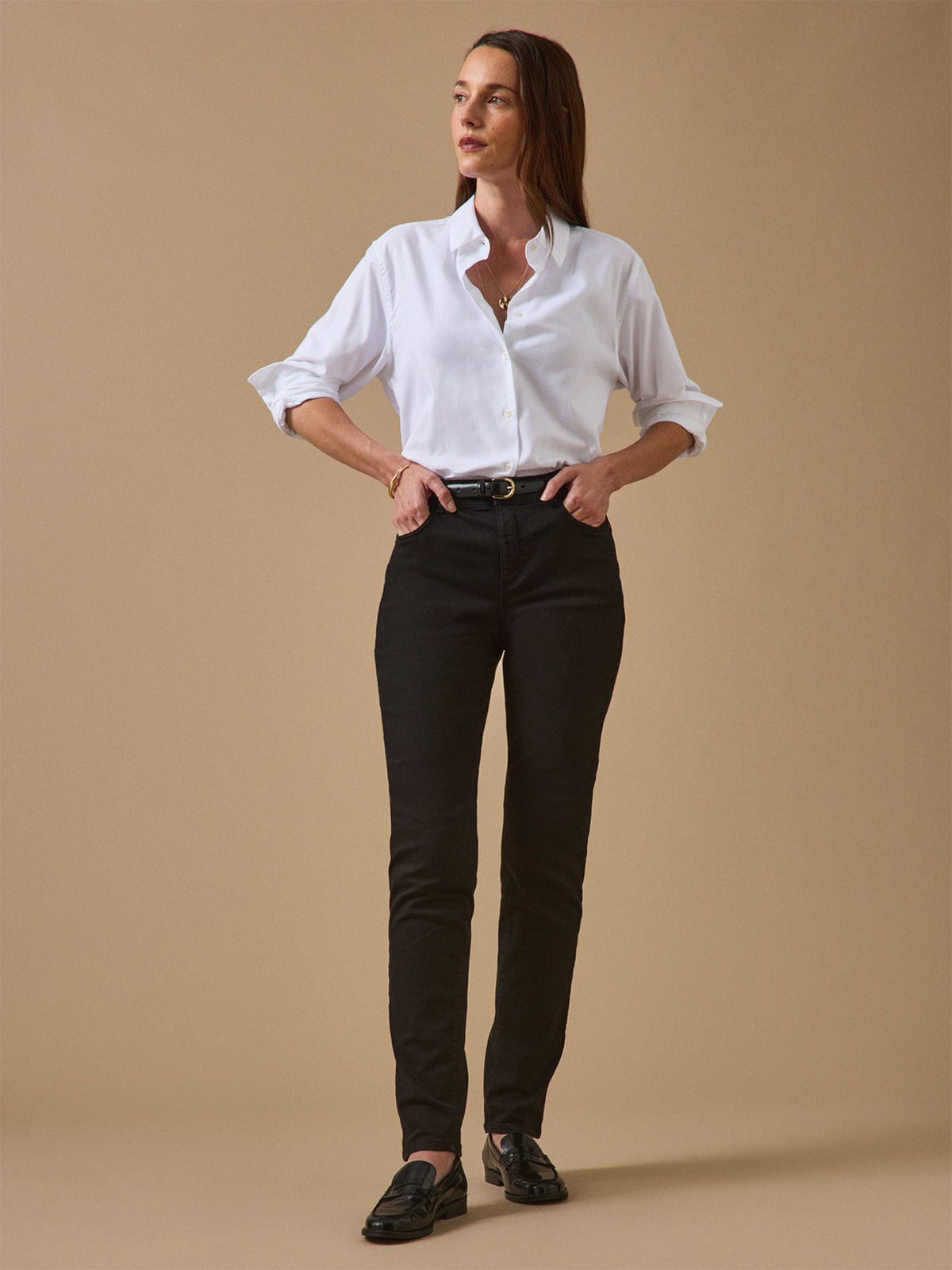 LOOKBOOK_DENIM_FEMME_SLIM_NOIR_AVEC_CHEMISE_BLANCHE_62dc7610-df19-403c-a47d-e0987480d9a1