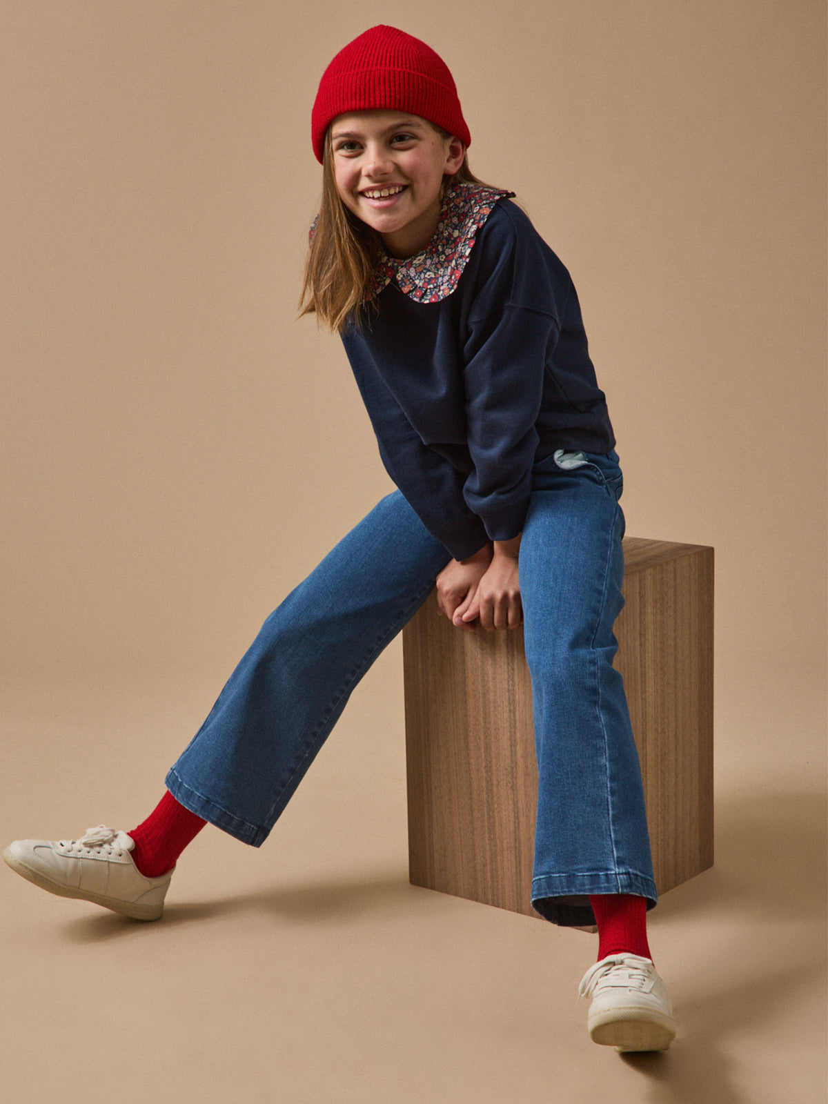 LOOKBOOK_DENIM_FILLE_jean_brut_pull_marine_et_bonnet_rouge_e9cfe817-66f8-4018-8aa0-16bb63ff0c6c