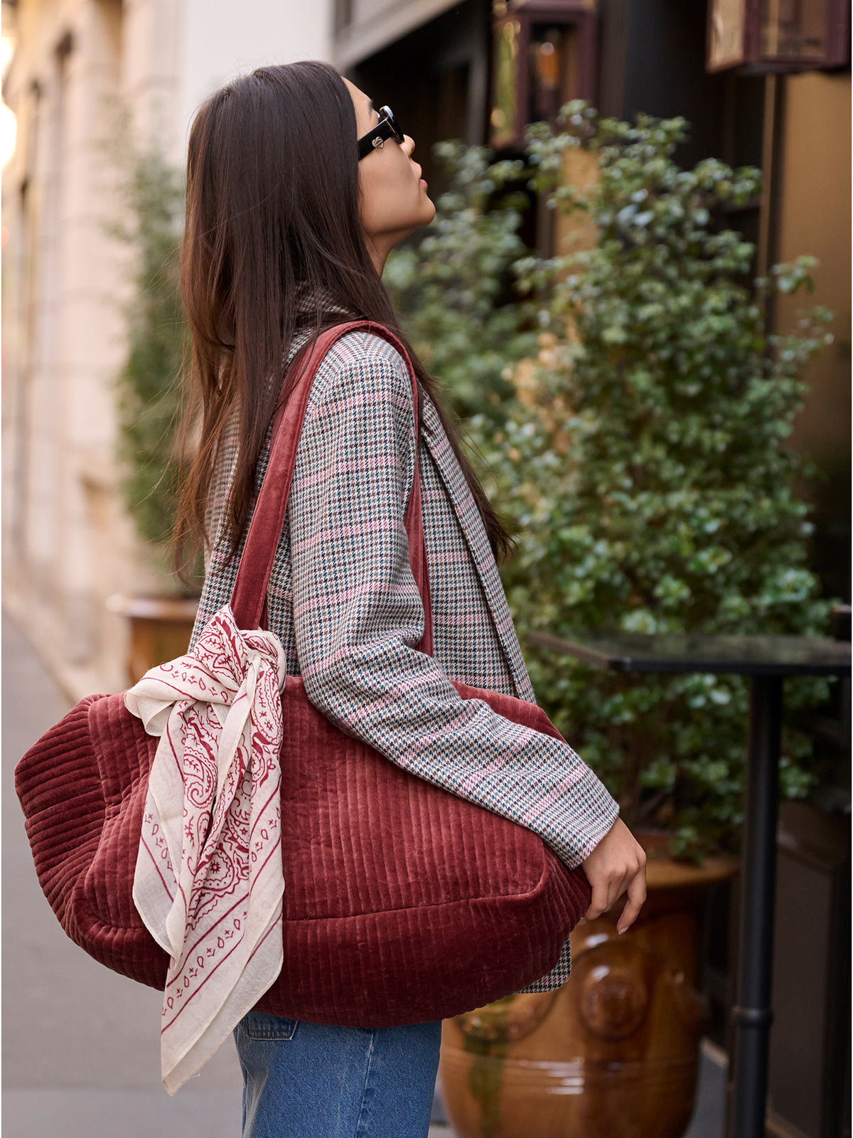 LOOKBOOK_GRAND_HOTEL_femme_avec_sac_velours_rouge_6b4c4e3c-f32d-4b14-857f-f0766b008600