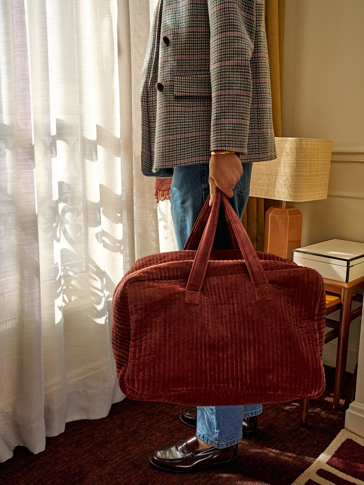 LOOKBOOK_GRAND_HOTEL_femme_avec_sac_velours_rouge_a_la_main_006b68ac-9cfc-4b41-9d0a-a3750885b551