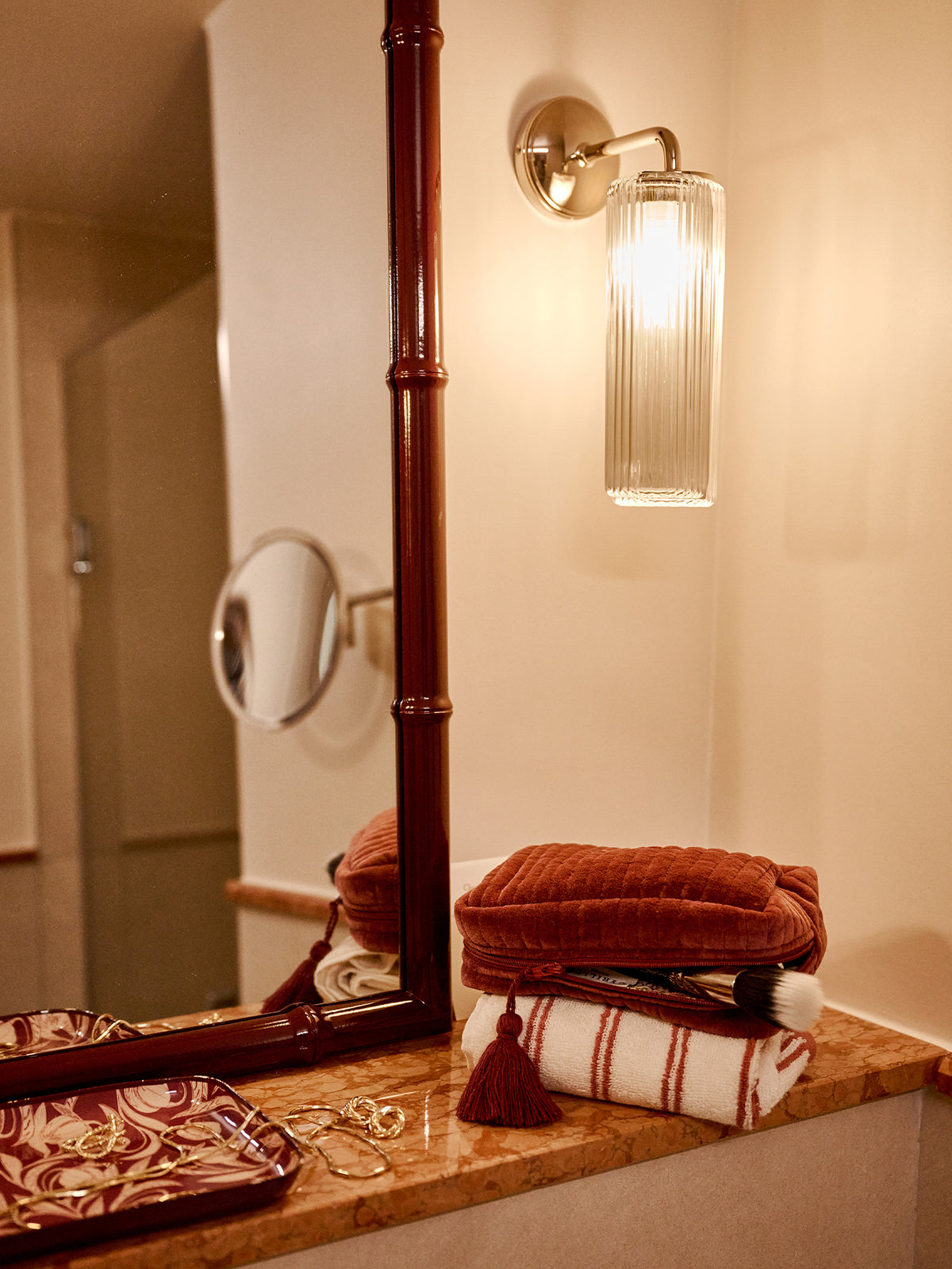 LOOKBOOK_GRAND_HOTEL_miroir_et_trousse_dans_la_salle_de_bain_a03a5543-6fc8-4e43-af97-4773e4e9d55a
