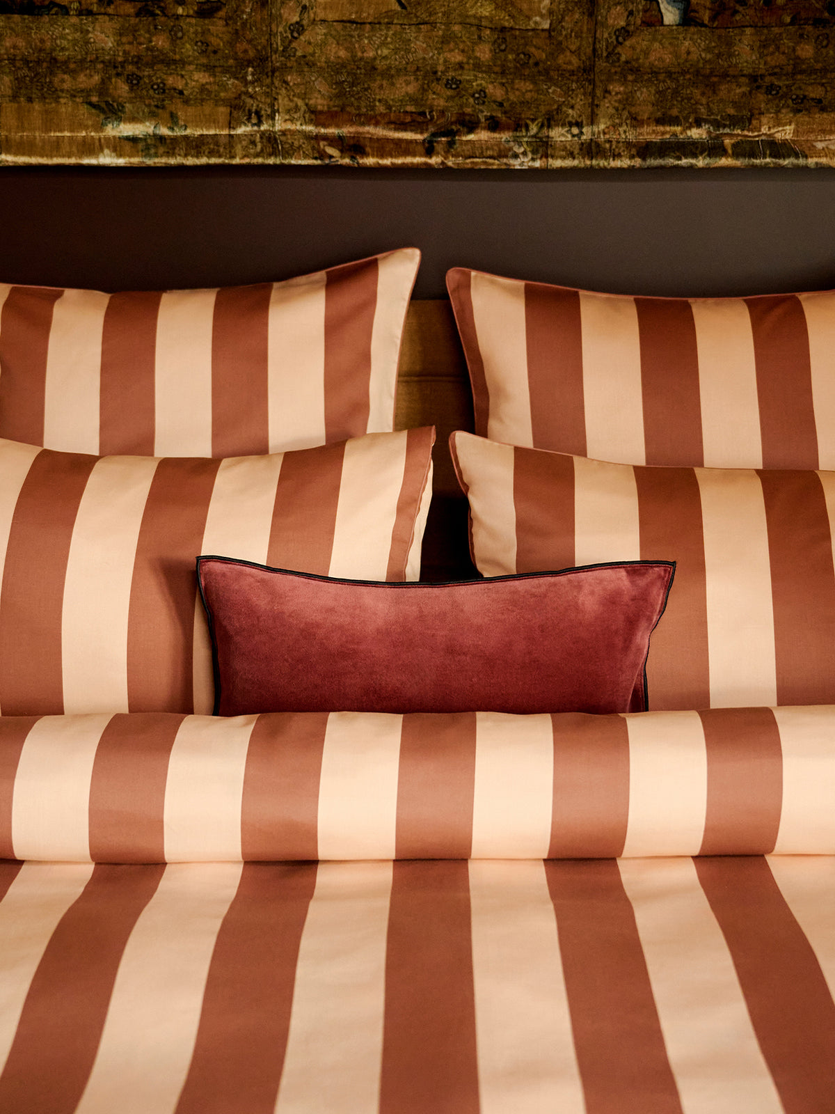 LOOKBOOK_GRAND_HOTEL_parure_lit_lignes_rouge_et_ecru_d4608b89-8b31-4819-bc20-ba22c99c08af