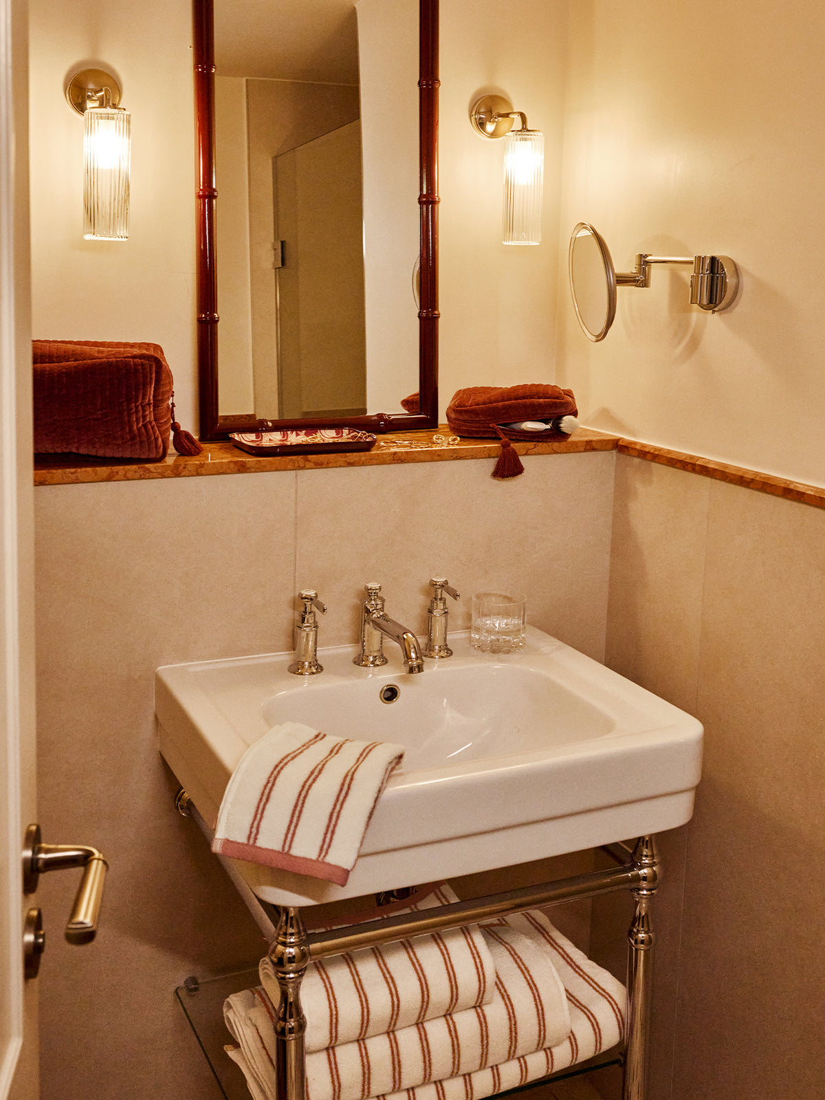 LOOKBOOK_GRAND_HOTEL_serviettes_dans_la_salle_de_bain_5760a944-07f4-4b01-b9fc-6fab17839fdb