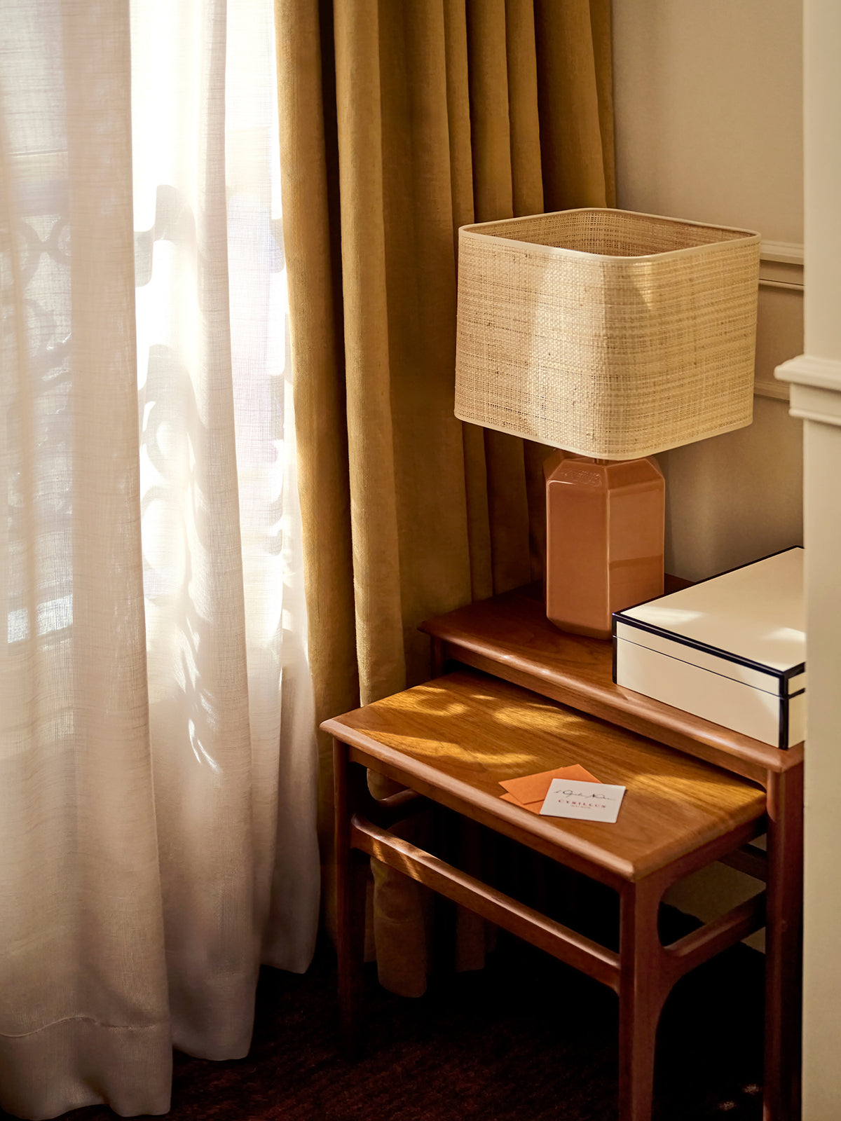 LOOKBOOK_GRAND_HOTEL_table_de_chevet_avec_lampe_4470e40a-3f79-4e5b-9a6b-93225b51d394