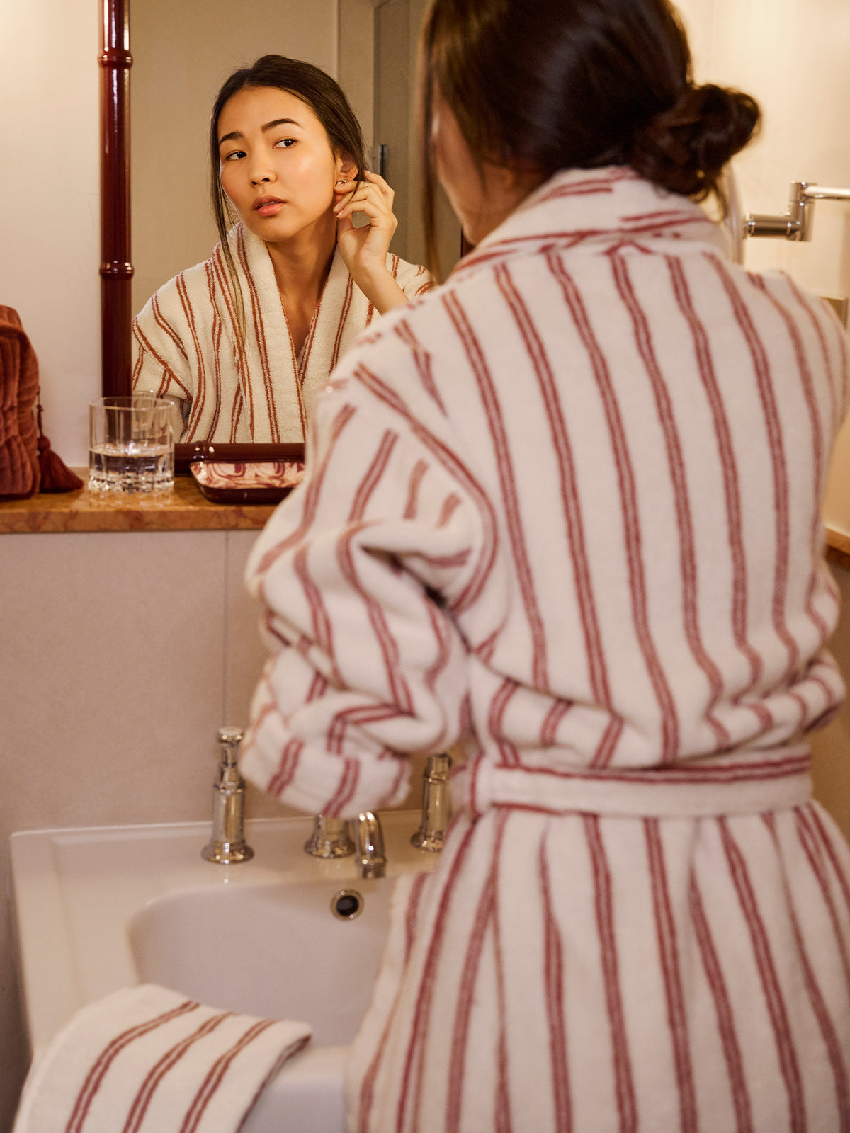LOOKBOOK_GRAND_HOTELfemm_en_peignoir_dans_la_salle_de_bain_901e927f-70f8-463c-a7fc-a240eb6b3413