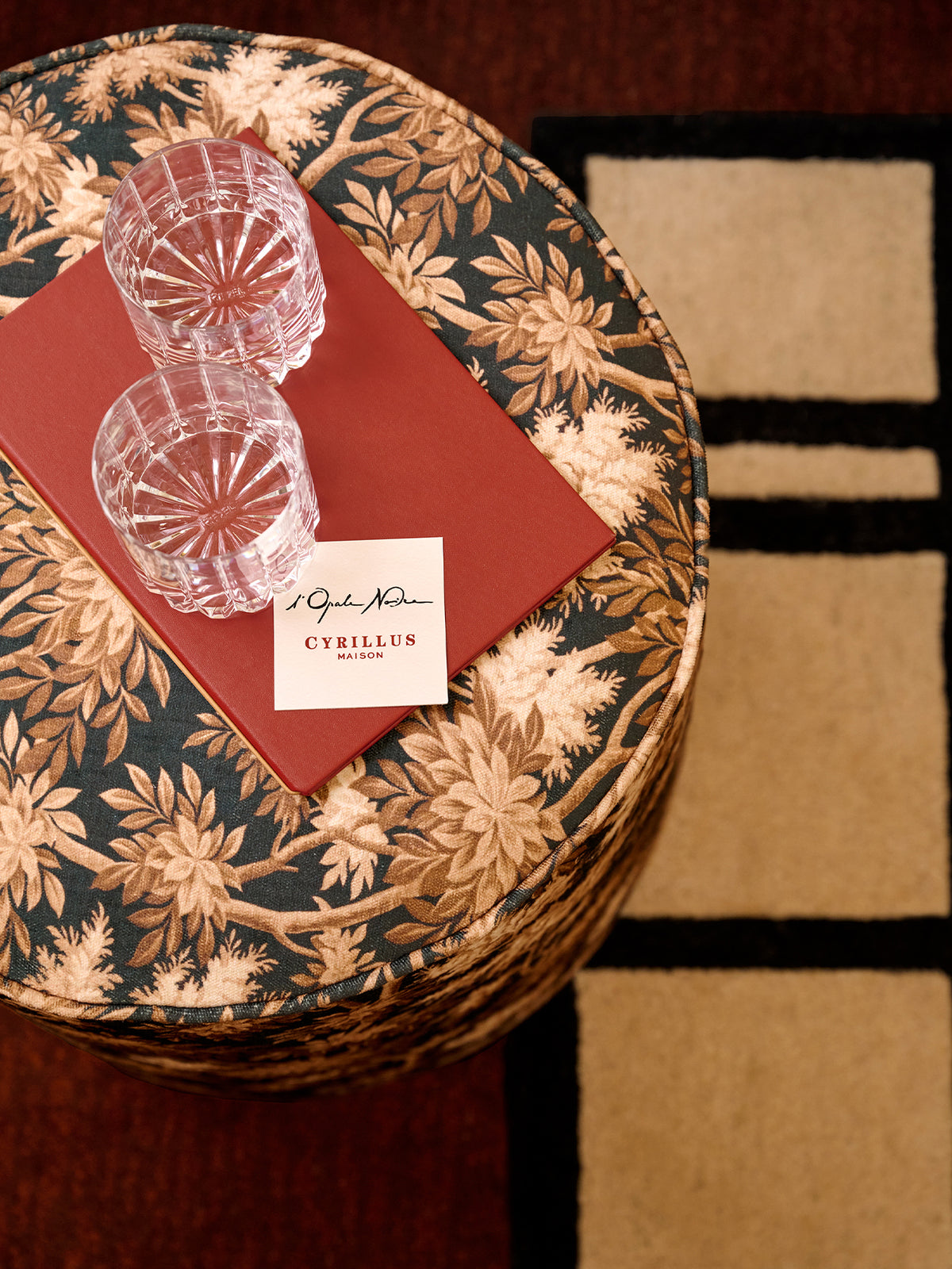 LOOKBOOK_GRAND_HOTELpouf_fleuri_dore_d3b3a090-7b04-47b9-9f73-355a0faa0f52