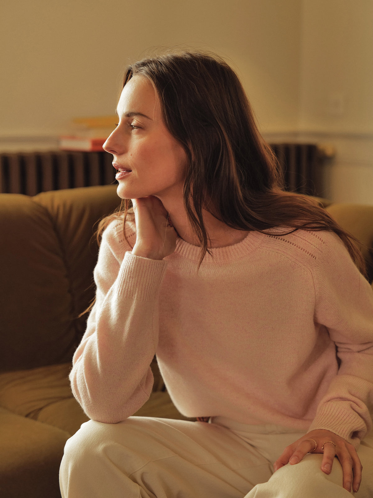 LOOKBOOK_La_Bourgogne_Femme_assise_dans_canape_avec_pull_rose