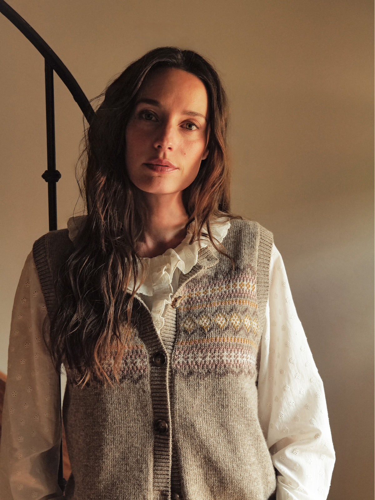 LOOKBOOK_La_Bourgogne_Femme_gros_plan_gilet_sans_manche_jacquard