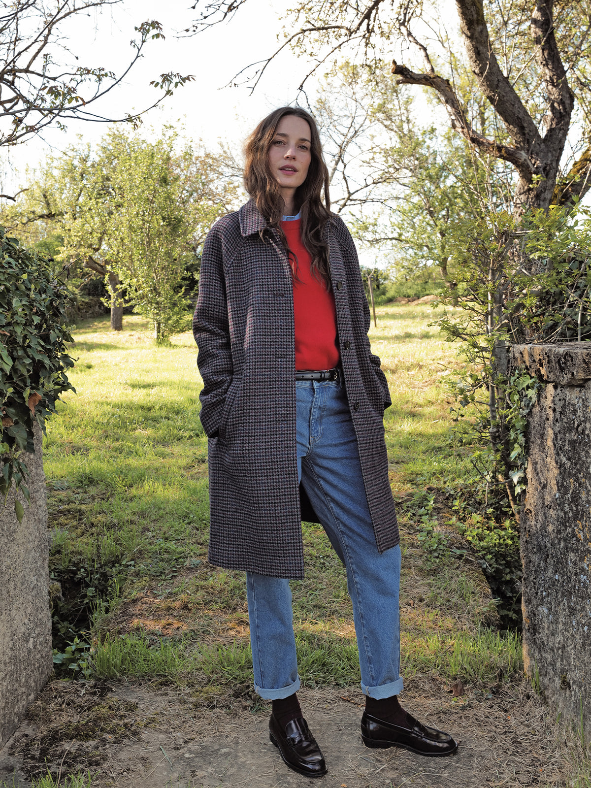 LOOKBOOK_La_Bourgogne_Femme_pres_escalier_jean_et_manteau_en_laine_et_pull_rouge