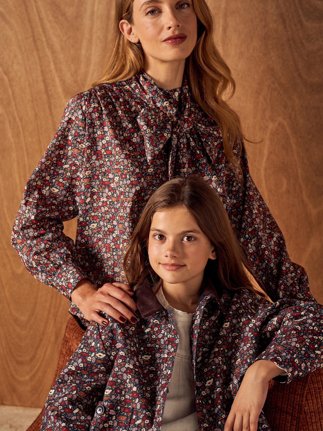 LOOKBOOK_liberty_ens_mere_en_blouse_et_fille_en_pantalon_et_veste
