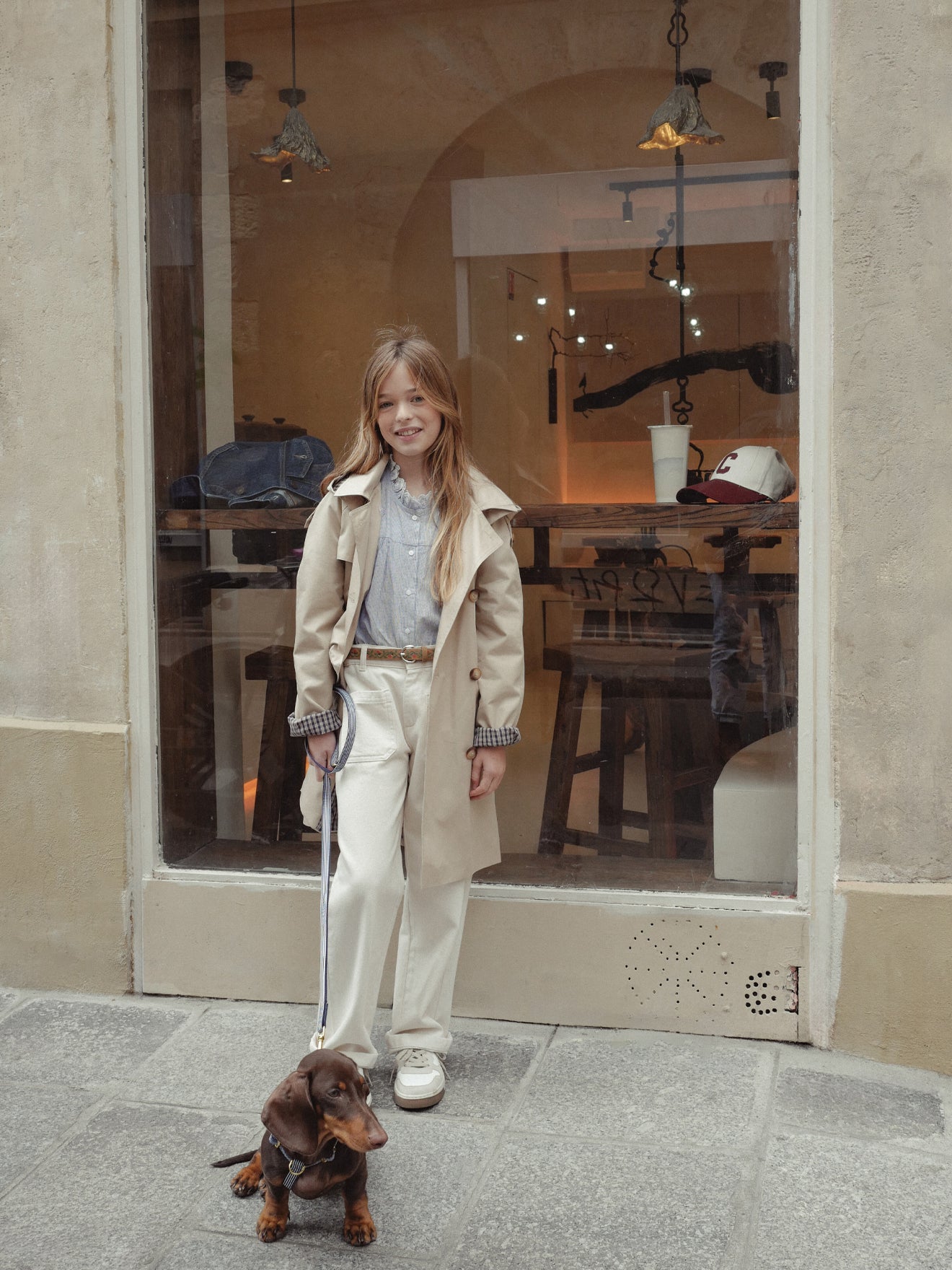 look_fille_new_co_imper_beige_jean_large_ecru_chemise_rayee_ceinture_fleurie_avec_teckel