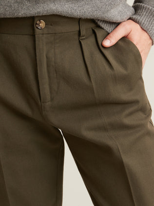 Men's carrot-style trousers