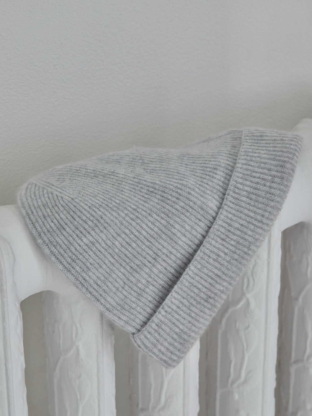 Adult ribbed cashmere beanie - The Cashmere Collection